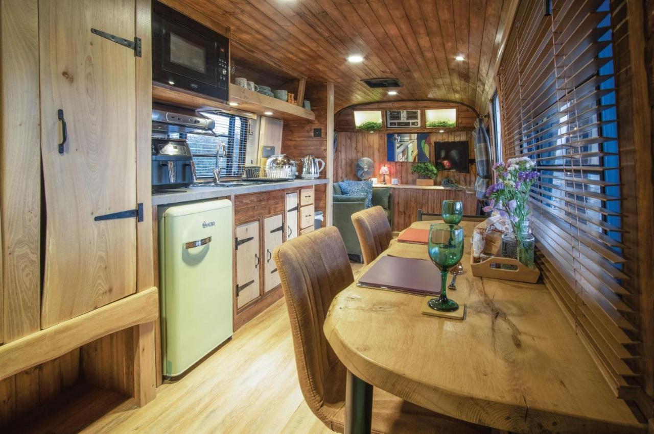 American Airstream - Blossom Farm - Tiers Cross * Johnston